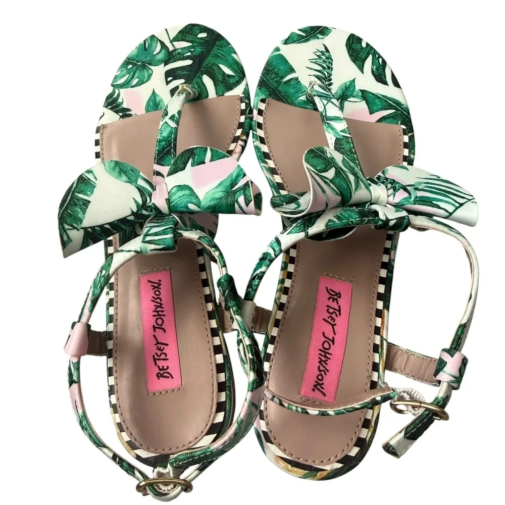 Betsey Johnson Prilla Sandals T-Strap Tropical Palm Multi Color Women's 6 NEW!
